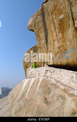 La passeggiata fino al Yantrodharaka Anjaneya tempio, o Hanuman Temple, sulla sommità della collina Anjaneya di Hampi, Karnataka, India Foto Stock