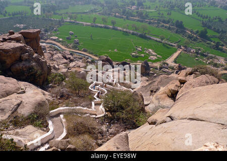 La passeggiata fino al Yantrodharaka Anjaneya tempio, o Hanuman Temple, sulla sommità della collina Anjaneya di Hampi, Karnataka, India Foto Stock