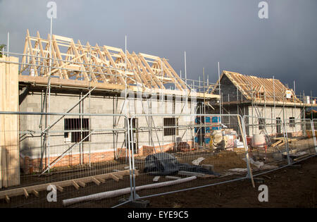 Nuove case in costruzione nel villaggio di Bawdsey, Suffolk, Inghilterra, Regno Unito Dark nuvole temporalesche tettuccio Foto Stock