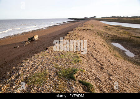 Spiaggia ghiaiosa laguna costiera a East Lane, Bawdsey, Suffolk, Inghilterra, Regno Unito Foto Stock