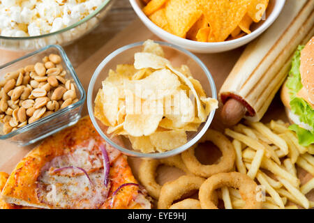 Close up di fast food snack e drink sulla tabella Foto Stock