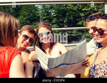 Gruppo di amici sorridenti che viaggiano in tour bus Foto Stock