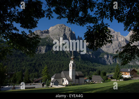 La chiesa a Colfosco circondato da montagne delle Dolomiti, Alto Adige, Italia. Foto Stock