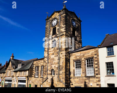 Il Municipio di Clock Tower da Fenkle Street a Alnwick Northumberland Inghilterra Foto Stock