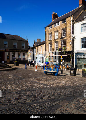 Cafe in ciottoli Luogo di mercato a Alnwick in una serata estiva Northumberland Inghilterra Foto Stock