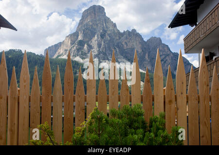 Le dolomiti montagna Sassongher (2,665m) in background con spiked recinzioni in comune di Corvara Foto Stock