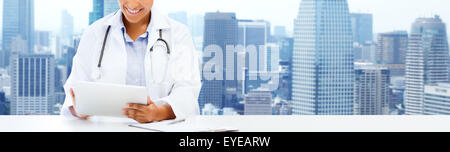 Felice femmina africana medico con tablet pc Foto Stock
