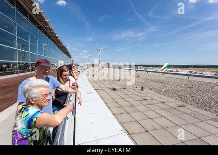 Guardare la gente gli aerei i visitatori a terrazza di Frankfurt International Airport Foto Stock