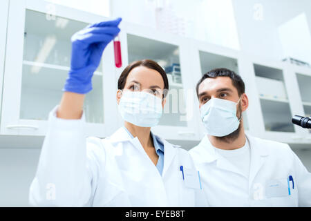 I giovani scienziati di effettuare test o la ricerca in laboratorio Foto Stock