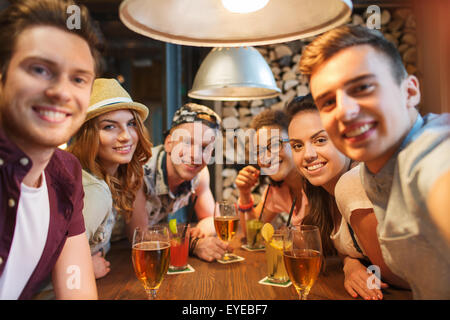 Happy amici con lo smartphone tenendo selfie presso il bar Foto Stock