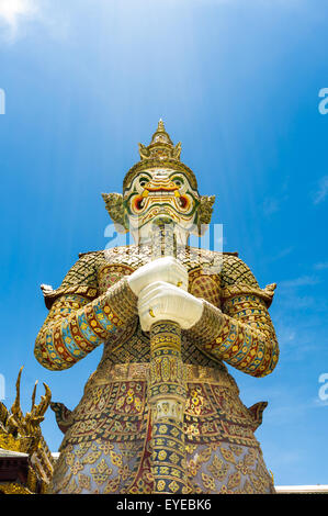 Demon custode di Wat Phra Kaew kings palace antico tempio di Bangkok in Thailandia nel 2014. Foto Stock