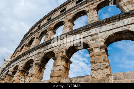 Antico Anfiteatro romano di Pola. La Croazia. Fu costruito nel 27 A.C. - 68 D.C. ed è tra i sei principali superstite Arene romane Foto Stock