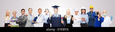 Felice corso di laurea con diploma su professionisti Foto Stock