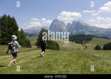 Gli escursionisti su Siusi Altopiano, al di sopra del Sud città tirolese di Ortisei-Sankt Ulrich nelle Dolomiti, Italia. Foto Stock