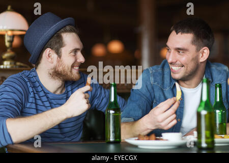 Maschio felici gli amici a bere birra al bar o pub Foto Stock