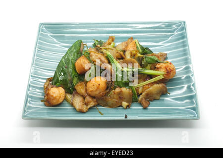 Saltate in padella verdure verdi con carne di maiale e salsiccia Foto Stock