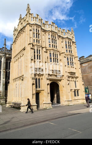 Chiesa Storica pietra gatehouse building, Cirencester Gloucestershire, England, Regno Unito Foto Stock