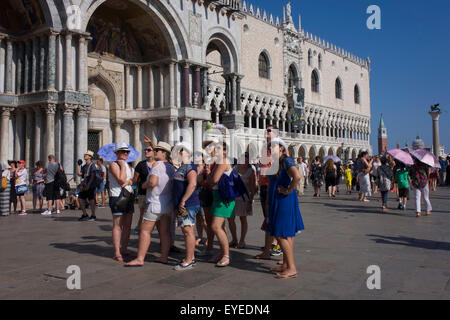 I turisti ascoltare tour guida in Piazza San Marco, Venezia, Italia. Foto Stock