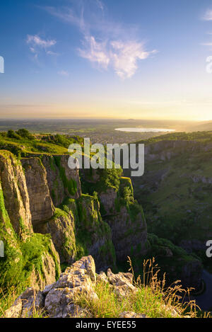 Sera d'estate vista dal Cheddar Gorge rupe verso il serbatoio di Cheddar, Somerset, Inghilterra. Foto Stock