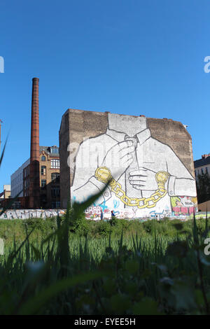 Grande arte di strada murale su edificio, Berlino Kreuzberg Foto Stock