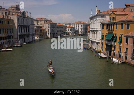 Gondola sul Canal Grande visto dal ponte Accademia. Foto Stock