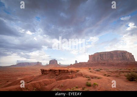 Roccia senza cavallo in Monument Valley. Il famoso western formazione di arenaria nella Monument Valley durante il tramonto prima di tuono. Foto Stock