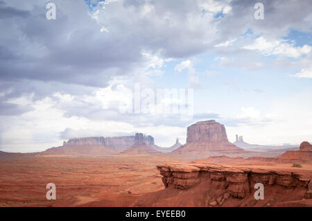 Roccia senza cavallo in Monument Valley. Il famoso western formazione di arenaria nella Monument Valley durante il tramonto prima di tuono. Foto Stock