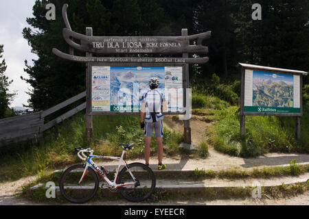 Ciclista a riposo consulta mappa delle Dolomiti mentre sul vertice del Wurzjoch Pass Foto Stock