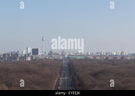 Antenna di Berlino, Skyline vista sul centro di Berlino - Brandenburger Tor, la Torre della TV e Edificio del Reichstag Foto Stock