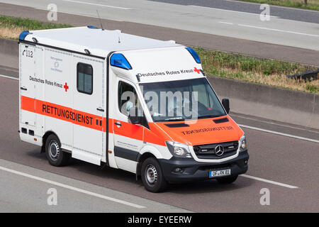 Croce Rossa tedesca il servizio di soccorso Mercedes Benz Sprinter movimento veloce sulla autostrada A5 nei pressi di Francoforte. Luglio 26, 2015 a Francoforte Foto Stock