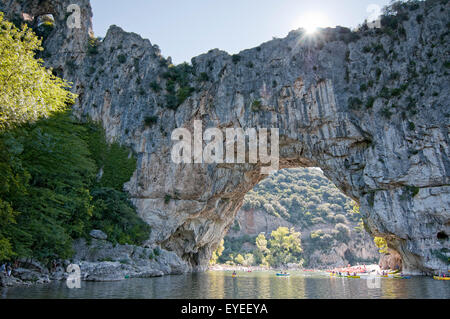 Il kayak attraverso il Pont d'Arc nelle gole dell'Ardeche. La Francia. Foto Stock