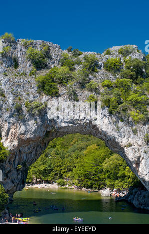 Il kayak attraverso il Pont d'Arc nelle gole dell'Ardeche. La Francia. Foto Stock