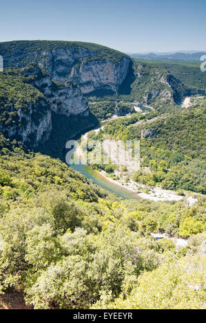 Ardeche avvolgimento attraverso il suo canyon. Gorges de l'Ardèche. La Francia. Foto Stock