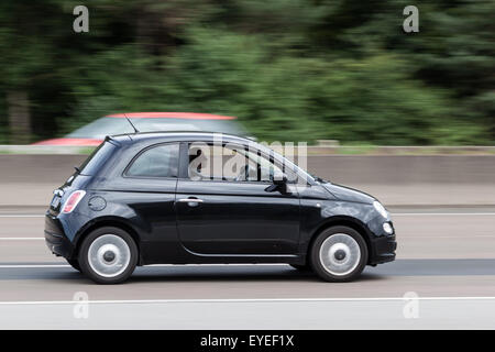 Nero 500 Fiat auto supermini movimento veloce sulla autostrada A5 nei pressi di Francoforte. Luglio 26, 2015 a Francoforte sul Meno, Germania Foto Stock