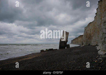 WW2 fortino sulla spiaggia, cielo tempestoso, St Marguerite-sur-Mer, Normandia, Francia Foto Stock