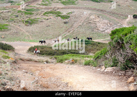 Un gruppo di sei piloti del Cavallino escursione lungo la cami de Cavalls bridal path sull isola di Minorca spagna Foto Stock