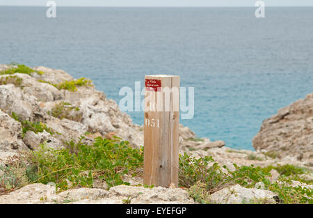 Un marcatore di legno post sul Cami de Cavalls bridal path sull isola di Minorca spagna Foto Stock