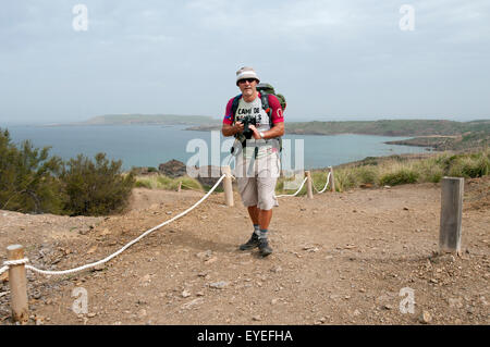 Un escursionista passeggiate lungo uno sperone nord del sentiero costiero di Cami de Cavalls bridal trail sull isola di Minorca spagna Foto Stock