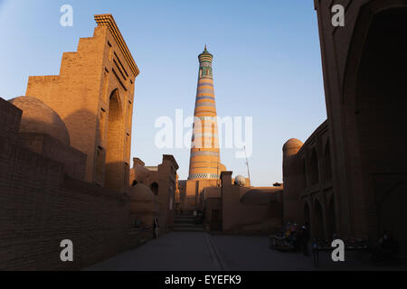 L'Islam Khoja minareto e Pakhlavan Mahmoud Mausoleo (sinistra), all'interno di Ichan Kala città vecchia; Khiva, Khwarezm, Uzbekistan Foto Stock