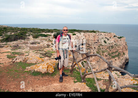 Un escursionista passeggiate lungo uno sperone nord del sentiero costiero di Cami de Cavalls bridal trail sull isola di Minorca spagna Foto Stock