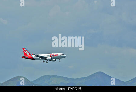 Airbus A 319-100 di TAM Linhas Aeras sbarco in aeroporto Santos Dumont di Rio de Janeiro in Brasile Foto Stock