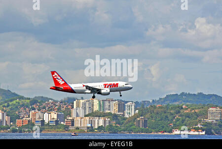 Airbus A 319-100 di TAM Linhas Aeras sbarco in aeroporto Santos Dumont di Rio de Janeiro in Brasile Foto Stock