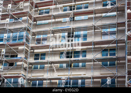 Edificio con i ponteggi - casa sito in costruzione Foto Stock