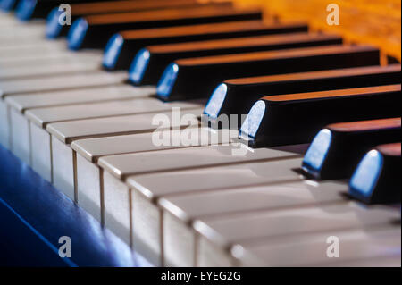 Tasti di pianoforte in fresco blu e arancio caldo Foto Stock