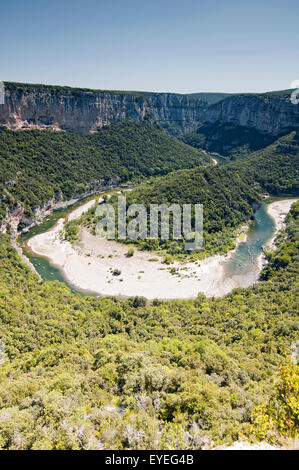 Ardeche avvolgimento attraverso il suo canyon. Gorges de l'Ardèche. La Francia. Foto Stock