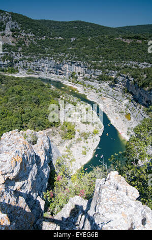 Ardeche avvolgimento attraverso il suo canyon. Gorges de l'Ardèche. La Francia. Foto Stock