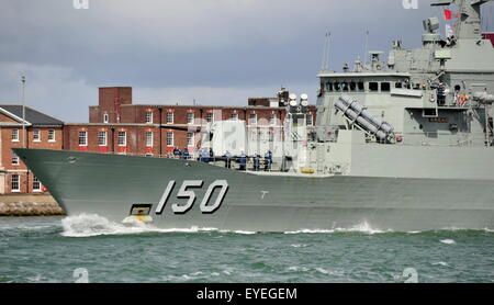 AJAXNETPHTO. - 1 giugno, 2015. PORTSMOUTH, Inghilterra. - Fregata si diparte - HMAS ANZAC si diparte PNB a seguito del suo recente visita. Foto:TONY HOLLAND/AJAX REF;DTH150106 38235 Foto Stock