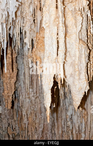 Stalattiti e stalagmiti nella grotta di pietra calcarea. Foto Stock