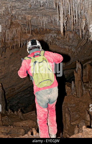 Speleologo esplorando una grotta di calcare nel Paese Basco. Spagna. Foto Stock