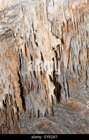 Stalattiti e stalagmiti nella grotta di pietra calcarea. Foto Stock